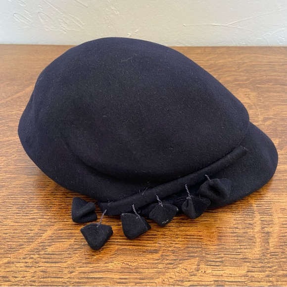 VINTAGE MATHILDE BY C&R BLACK FELT DANGLES PAGEBOY MODERN 70s 80s FANCY HAT - Picture 8 of 15